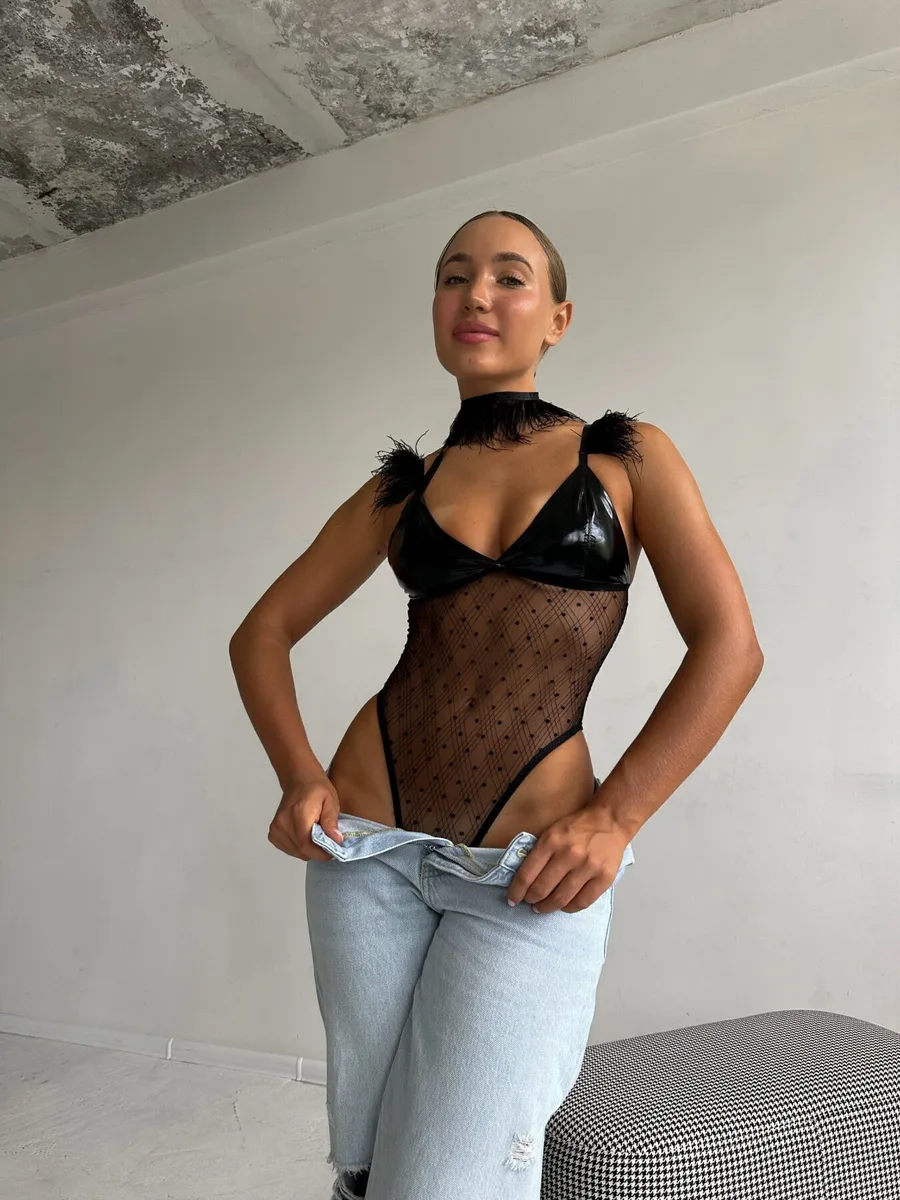 Сетчатое боди с перьями D&A, XL