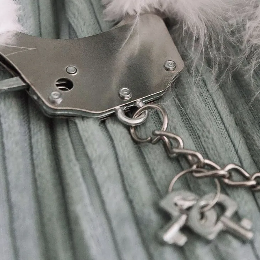 Наручники металеві Adrien Lastic Handcuffs Black з чорним пухнастим оздобленням