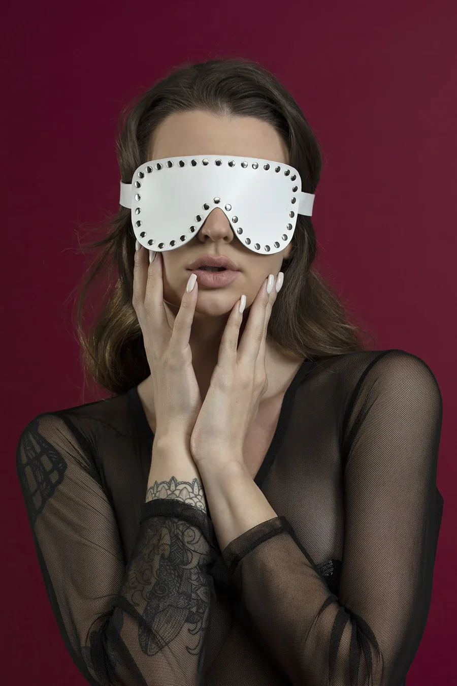 Маска на очі з заклепками Feral Feelings - Blindfold Mask, натуральна шкіра, біла